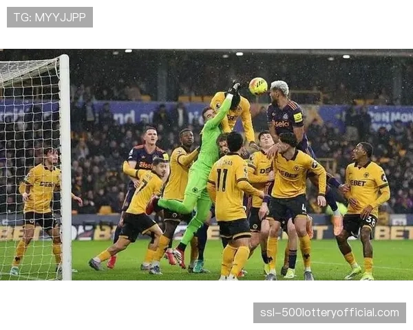 瞬间：纽卡斯尔前锋伊萨克在4-4-2阵型中回撤至中场，完成一次关键拦截