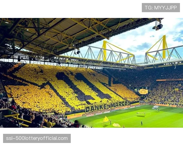 多特蒙德对阵门兴，南看台巨型Tifo致敬已故俱乐部传奇